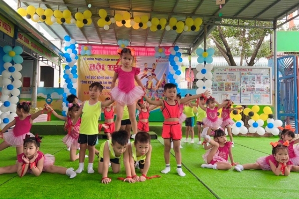 Hội thi thể dục đồng diễn hệ thống Bạch Tuyết