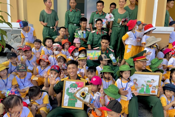 Bé và chú bộ đội